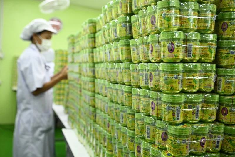 Hong Thai zöld tégelyek ezrei a gyártóüzemben — Thaiföld egyik alapterméke